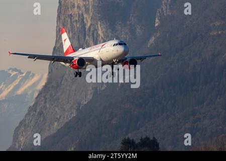 Austrian Airlines Flugzeug, Airbus A319-102, nähert sich dem Flughafen Innsbruck Kranebitten, schneebedeckte Berge der Alpen, Innsbruck, Tirol, Österreich Stockfoto