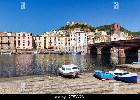 Blick über den Fluss Temo zu den Häusern und der Burg Malaspina, Altstadt von Bosa, Oristano, Sardinien, Italien Stockfoto