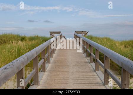 Hozsteg zur Aussichtsplattform auf den Dünen, Norddeich, Norden, Ostfriesland, Niedersachsen, Deutschland Stockfoto