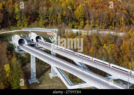 EIS auf der Filstaler Brücke auf der Hochgeschwindigkeitsstrecke Stuttgart–Ulm. Die Brücke ist die dritthöchste Eisenbahnbrücke Deutschlands, der Bosslertunnel Stockfoto