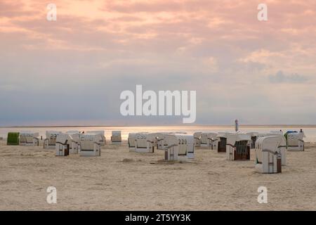 Liegestühle am Sandstrand, Abendstimmung, Norddeich, Norden, Ostfriesland, Niedersachsen, Deutschland Stockfoto