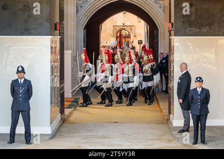 Westminster, London, Großbritannien. November 2023. Die Truppen betreten das House of Lords, bevor seine Majestät König Karl III. Im Palace of Westminster ankommt, um das Parlament zu eröffnen. Es wird die erste Rede seiner Majestät sein, seit er Monarch wurde. Foto: Amanda Rose/Alamy Live News Stockfoto