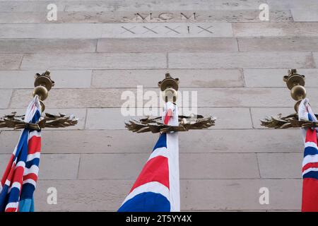 Cenotaph, Whitehall, London, Großbritannien. November 2023. Die Flaggen wurden am Cenotaph vor dem Gedenktag wieder angebracht. Quelle: Matthew Chattle/Alamy Live News Stockfoto