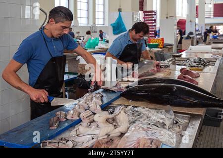 Schwarzer Degenfisch (Aphanopus carbo) wird filetiert, Fischhalle, Fischmarkt, Markthalle Mercado dos Lavradores, Funchal, Insel Madeira, Portugal Stockfoto