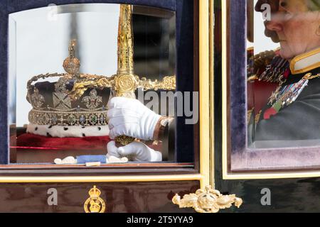 Westminster, London, Großbritannien. November 2023. Die Krone des kaiserlichen Staates verlässt den Palast von Westminster nach der Parlamentseröffnung. Es war die erste Rede seiner Majestät, seit er Monarch wurde. Foto: Amanda Rose/Alamy Live News Stockfoto