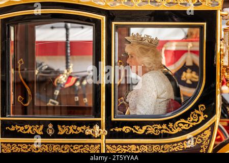 Westminster, London, Großbritannien. November 2023. Ihre Majestät Königin Camilla trägt das George IV. Staatsdiadem und verlässt den Palast von Westminster nach der Parlamentseröffnung. Es war die erste Rede seiner Majestät, seit er Monarch wurde. Foto: Amanda Rose/Alamy Live News Stockfoto