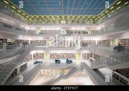 Innenansicht, Galeriehalle mit Treppen der Stadtbibliothek, Architekt Eun Young Yi, Stuttgart, Baden-Württemberg, Deutschland Stockfoto