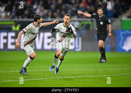 Torfeier Alejandro Grimaldo Bayer 04 Leverkusen (20) Gesten, Geste, mit Jonas Hofmann Bayer 04 Leverkusen, im Hintergrund Schiedsrichter Stockfoto