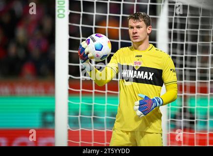 Torhüter Alexander Nuebel VfB Stuttgart (33) mit Ball, Voith-Arena, Heidenheim, Baden-Württemberg, Deutschland Stockfoto