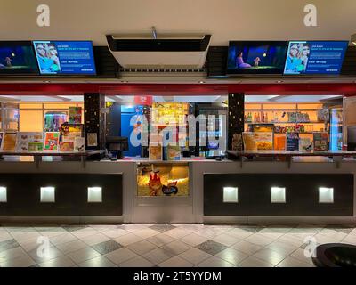 Shooting Kiosk innen, Verkaufsstelle im Kino, Essen, Popcorn, Nachos, Getränke, Stuttgart, Baden-Württemberg, Deutschland Stockfoto