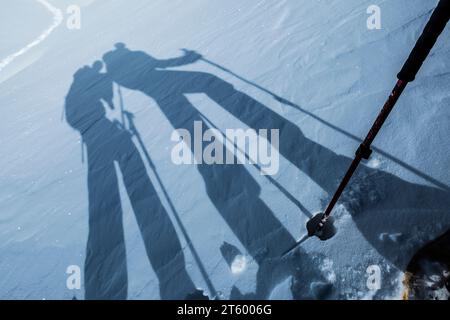 Schatten von zwei Wanderern über dem Schnee Stockfoto