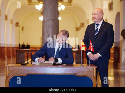 König Felipe und der Sprecher des dänischen Parlaments Soeren Gade im dänischen Parlament, Folketinget, in Christiansborg in Kopenhagen, Dienstag, den 7. November 2023. Das spanische Königspaar ist auf einem dreitägigen Staatsbesuch in Dänemark. (Foto: Liselotte Sabroe/Ritzau Scanpix) Stockfoto