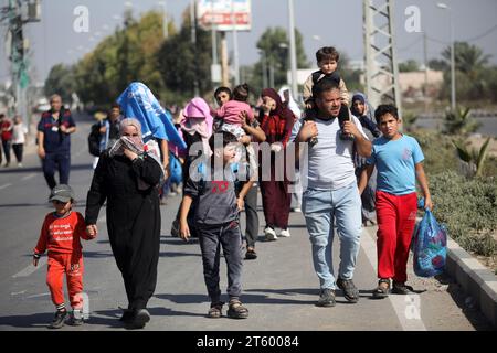 Gaza, Gaza. November 2023. Palästinensische Familien fliehen vor dem gewalttätigen israelischen Bombenangriff auf Gaza-Stadt in Richtung Süden am Dienstag, den 7. November 2023.rund 70% der Bevölkerung im Gazastreifen sind seit Beginn des Krieges mit Israel vertrieben worden, sagte das palästinensische Flüchtlingshilfswerk UNRWA am Dienstag: das sind etwa 1,5 Millionen Menschen. Foto: Ismael Mohamad/UPI Credit: UPI/Alamy Live News Stockfoto