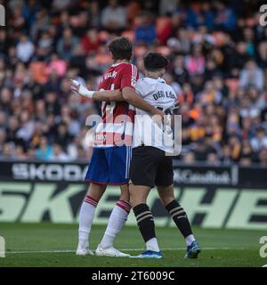 Gonzálo Villar (Granada FC) und Diego López (Valencia CF) im Spiel zwischen Valencia CF und Granada CF der LaLiga EA Sports im Estadio Mestalla. Endresultate; Valencia CF 1-0 Granada CF. Stockfoto