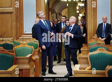 König Felipe und der Sprecher des dänischen Parlaments Soeren Gade im dänischen Parlament, Folketinget, in Christiansborg in Kopenhagen, Dienstag, den 7. November 2023. Das spanische Königspaar ist auf einem dreitägigen Staatsbesuch in Dänemark. (Foto: Liselotte Sabroe/Ritzau Scanpix) Stockfoto