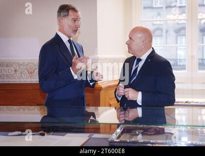 König Felipe und der Sprecher des dänischen Parlaments Soeren Gade im dänischen Parlament, Folketinget, in Christiansborg in Kopenhagen, Dienstag, den 7. November 2023. Das spanische Königspaar ist auf einem dreitägigen Staatsbesuch in Dänemark. (Foto: Liselotte Sabroe/Ritzau Scanpix) Stockfoto