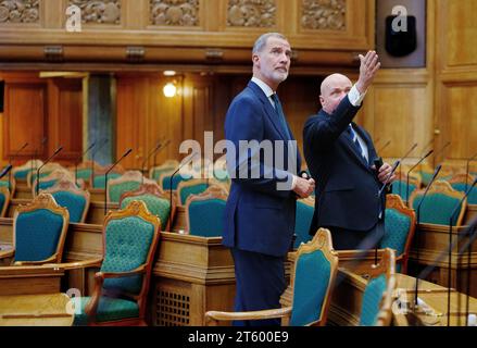 König Felipe und der Sprecher des dänischen Parlaments Soeren Gade im dänischen Parlament, Folketinget, in Christiansborg in Kopenhagen, Dienstag, den 7. November 2023. Das spanische Königspaar ist auf einem dreitägigen Staatsbesuch in Dänemark. (Foto: Liselotte Sabroe/Ritzau Scanpix) Stockfoto