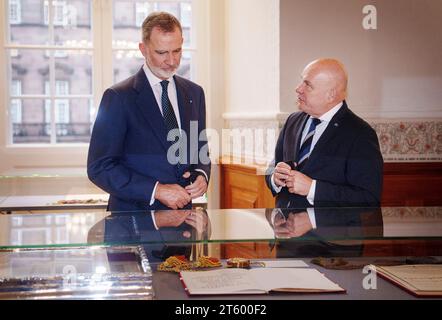 König Felipe und der Sprecher des dänischen Parlaments Soeren Gade im dänischen Parlament, Folketinget, in Christiansborg in Kopenhagen, Dienstag, den 7. November 2023. Das spanische Königspaar ist auf einem dreitägigen Staatsbesuch in Dänemark. (Foto: Liselotte Sabroe/Ritzau Scanpix) Stockfoto