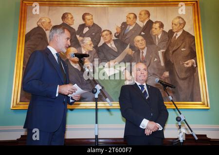 König Felipe und der Sprecher des dänischen Parlaments Soeren Gade im dänischen Parlament, Folketinget, in Christiansborg in Kopenhagen, Dienstag, den 7. November 2023. Das spanische Königspaar ist auf einem dreitägigen Staatsbesuch in Dänemark. (Foto: Liselotte Sabroe/Ritzau Scanpix) Stockfoto