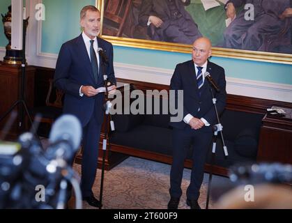 König Felipe und der Sprecher des dänischen Parlaments Soeren Gade im dänischen Parlament, Folketinget, in Christiansborg in Kopenhagen, Dienstag, den 7. November 2023. Das spanische Königspaar ist auf einem dreitägigen Staatsbesuch in Dänemark. (Foto: Liselotte Sabroe/Ritzau Scanpix) Stockfoto