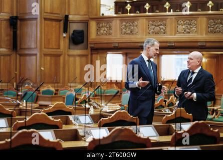 König Felipe und der Sprecher des dänischen Parlaments Soeren Gade im dänischen Parlament, Folketinget, in Christiansborg in Kopenhagen, Dienstag, den 7. November 2023. Das spanische Königspaar ist auf einem dreitägigen Staatsbesuch in Dänemark. (Foto: Liselotte Sabroe/Ritzau Scanpix) Stockfoto