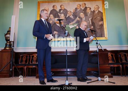 König Felipe und der Sprecher des dänischen Parlaments Soeren Gade im dänischen Parlament, Folketinget, in Christiansborg in Kopenhagen, Dienstag, den 7. November 2023. Das spanische Königspaar ist auf einem dreitägigen Staatsbesuch in Dänemark. (Foto: Liselotte Sabroe/Ritzau Scanpix) Stockfoto