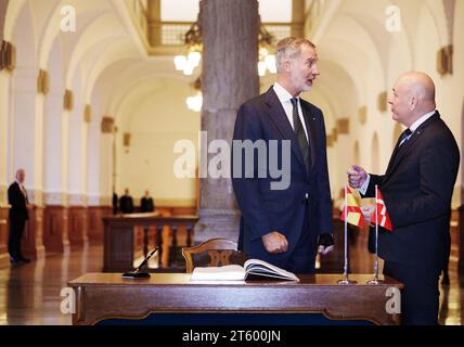 König Felipe und der Sprecher des dänischen Parlaments Soeren Gade im dänischen Parlament, Folketinget, in Christiansborg in Kopenhagen, Dienstag, den 7. November 2023. Das spanische Königspaar ist auf einem dreitägigen Staatsbesuch in Dänemark. (Foto: Liselotte Sabroe/Ritzau Scanpix) Stockfoto