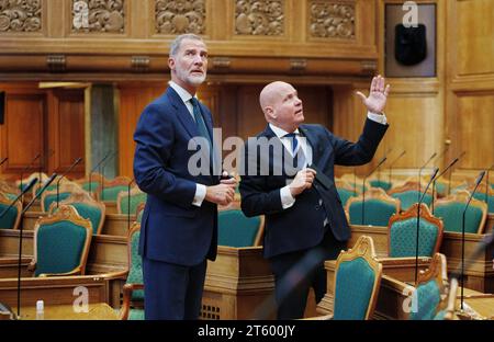 König Felipe und der Sprecher des dänischen Parlaments Soeren Gade im dänischen Parlament, Folketinget, in Christiansborg in Kopenhagen, Dienstag, den 7. November 2023. Das spanische Königspaar ist auf einem dreitägigen Staatsbesuch in Dänemark. (Foto: Liselotte Sabroe/Ritzau Scanpix) Stockfoto