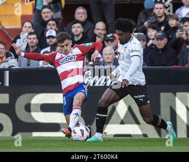 Valencia, Spanien. November 2023. Melendo (Granada FC) und Thierry Randell (Valencia CF) wurden während des Spiels zwischen Valencia CF und Granada CF der LaLiga EA Sports im Estadio Mestalla gesehen. Endresultate; Valencia CF 1-0 Granada CF. (Foto: Martí Segura Ramoneda/SOPA Images/SIPA USA) Credit: SIPA USA/Alamy Live News Stockfoto