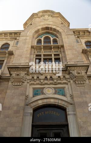 PTT ist mit einer Geschichte von über 170 Jahren eine der ältesten staatlichen Institutionen der Türkei. DAS PTT-MUSEUM befindet sich im Viertel Sirkeci im Viertel Fatih in Istanbul. Stockfoto