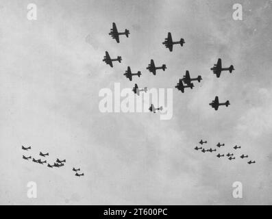 Eine große Formation der 401St Bomb Group Boeing B-17 'Flying Forresses' Heads for Home Base in England, nachdem sie am 23. April 1945 feindliche Anlagen in Dresden bombardiert hatte Stockfoto