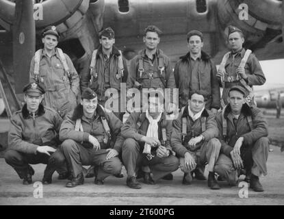 Die leitende Crew der Bombenmission in Dresden posiert neben Einer Boeing B-17 fliegenden Festung. 359Th Bomb Squadron, 303Rd Bomb Group, England. 17. April 1944 Stockfoto