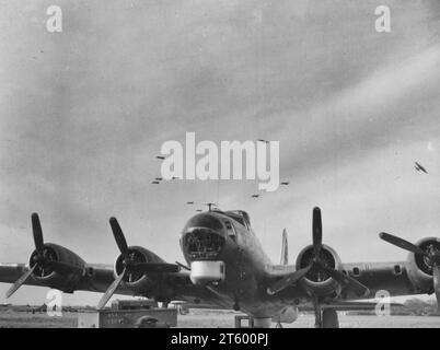 Die Boeing B-17 der 401St Bomb Group Peel Off for Landing auf ihrer Heimatbasis in England, nachdem sie am 23. April 1945 feindliche Anlagen in Dresden bombardiert hatte Stockfoto