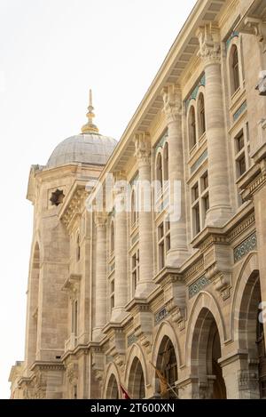 PTT ist mit einer Geschichte von über 170 Jahren eine der ältesten staatlichen Institutionen der Türkei. DAS PTT-MUSEUM befindet sich im Viertel Sirkeci im Viertel Fatih in Istanbul. Stockfoto