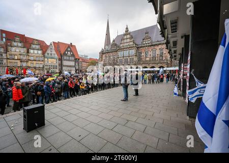 Bremen, Deutschland. November 2023. Teilnehmer einer Gedenkfeier für die Opfer des Terroranschlags der Hamas auf Süd-Israel stehen auf dem Bremer Marktplatz. Hunderte von Menschen waren gekommen, um vor dem Bremer Parlament zu gedenken. Quelle: Focke Strangmann/dpa/Alamy Live News Stockfoto