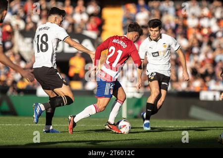 Valencia, Spanien. November 2023. Melendo (Granada FC) wurde während des Spiels zwischen Valencia CF und Granada CF der LaLiga EA Sports im Estadio Mestalla gesehen. Endresultate; Valencia CF 1-0 Granada CF. (Foto: Martí Segura Ramoneda/SOPA Images/SIPA USA) Credit: SIPA USA/Alamy Live News Stockfoto