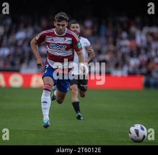 Valencia, Spanien. November 2023. Lucas Boyé (Granada FC) wurde während des Spiels zwischen Valencia CF und Granada CF der LaLiga EA Sports im Estadio Mestalla gesehen. Endresultate; Valencia CF 1-0 Granada CF. (Foto: Martí Segura Ramoneda/SOPA Images/SIPA USA) Credit: SIPA USA/Alamy Live News Stockfoto