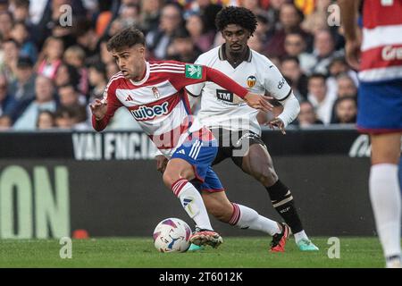 Valencia, Spanien. November 2023. Thierry Rendall (Valencia CF) und Melendo (Granada FC) wurden während des Spiels zwischen Valencia CF und Granada CF der LaLiga EA Sports im Estadio Mestalla gesehen. Endresultate; Valencia CF 1-0 Granada CF. (Foto: Martí Segura Ramoneda/SOPA Images/SIPA USA) Credit: SIPA USA/Alamy Live News Stockfoto