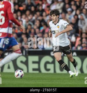 Valencia, Spanien. November 2023. Javi Guerra (Valencia CF) wurde während des Spiels zwischen Valencia CF und Granada CF der LaLiga EA Sports im Estadio Mestalla gesehen. Endresultate; Valencia CF 1-0 Granada CF. (Foto: Martí Segura Ramoneda/SOPA Images/SIPA USA) Credit: SIPA USA/Alamy Live News Stockfoto