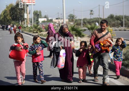 Gaza, Gaza. November 2023. Palästinensische Familien fliehen vor dem gewalttätigen israelischen Bombenangriff auf Gaza-Stadt, während sie am Dienstag, den 7. November 2023, in Richtung der südlichen Gebiete des Gazastreifens laufen. Etwa 70 % oder 1,5 Millionen Menschen im Gazastreifen sind seit Beginn des Krieges mit Israel vertrieben worden, sagte das palästinensische Flüchtlingshilfswerk UNRWA am Dienstag. Foto: Ismael Mohamad/UPI Credit: UPI/Alamy Live News Stockfoto