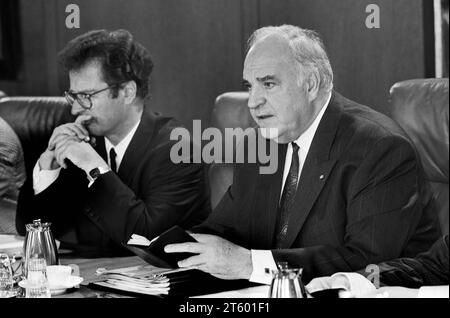 Deutschland, Bonn, 03.06.1993 Archiv.: 40-72-33 Sitzung Bundeskabinett Foto: Bundeskanzler Helmut Kohl und Bundesaußenminister Klaus Kinkel Sitzung Bundeskabinett *** Deutschland, Bonn, 03 06 1993 Archiv 40 72 33 Bundeskabinett Foto Bundeskanzler Helmut Kohl und Bundesaußenminister Klaus Kinkel Bundeskabinett treffen Kredit: Imago/Alamy Live News Stockfoto