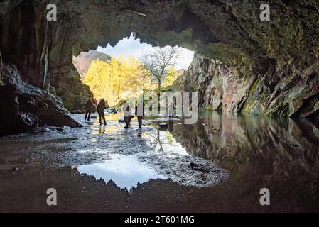 Rydal, Ambleside, Cumbria, Großbritannien. November 2023. Besucher des Lake District in Rydal Cave in der Nähe von Ambleside, Cumbria, nehmen sich an einem sehr duschigen Tag Zeit, um Schutz zu suchen. Quelle: John Eveson/Alamy Live News Stockfoto