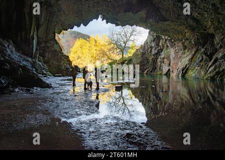 Rydal, Ambleside, Cumbria, Großbritannien. November 2023. Besucher des Lake District in Rydal Cave in der Nähe von Ambleside, Cumbria, nehmen sich an einem sehr duschigen Tag Zeit, um Schutz zu suchen. Quelle: John Eveson/Alamy Live News Stockfoto