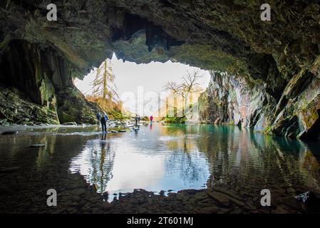 Rydal, Ambleside, Cumbria, Großbritannien. November 2023. Besucher des Lake District in Rydal Cave in der Nähe von Ambleside, Cumbria, nehmen sich an einem sehr duschigen Tag Zeit, um Schutz zu suchen. Quelle: John Eveson/Alamy Live News Stockfoto