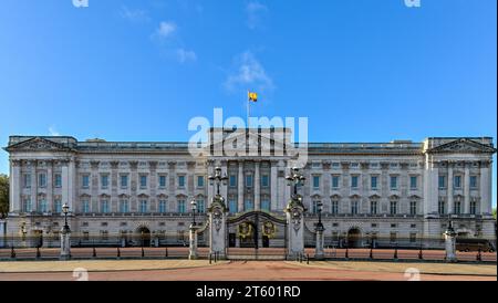 London, Großbritannien. November 2023. Buckingham Palace mit dem königlichen Standard von König Karl III. Fliegen. London. Quelle: LFP/Alamy Live News Stockfoto