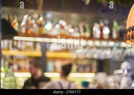 Ein verschwommenes Bild von Personen im Hintergrund eines Cafés oder Restaurants, in denen es einen Platz zum Kopieren gibt. Hochwertige Fotos Stockfoto