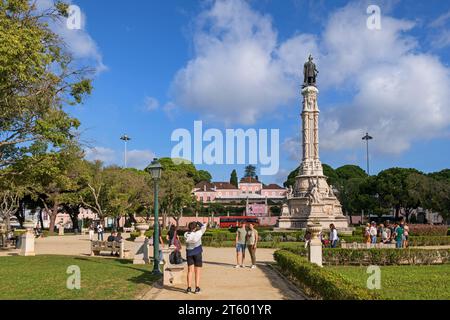 Belem, Lissabon, Portugal - 14. Oktober 2023 - Afonso de Albuquerque Platz, Garten und Denkmal neben dem Belem Palast, Sehenswürdigkeiten der Stadt. Stockfoto