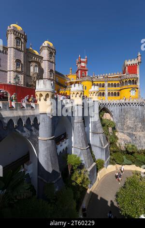 Sintra, Portugal - 12. Oktober 2023 - Nationalpalast von Pena, Wahrzeichen aus dem 19. Jahrhundert im romanischen Revival und Neo-Manuelinstil. Stockfoto