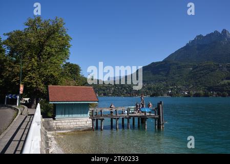 Holzbootsteg, Pier und Kiosk auf Holzpfählen, Säulen oder Pilotis in Duingt am Lac d'Annecy oder Annecy Lake Haute-Savoie Frankreich gebaut Stockfoto
