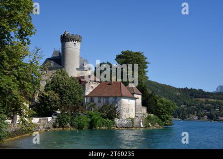 Uferpromenade Château de Duingt (um 11.), Château de Châteauvieux oder Château Ruphy auf seiner Halbinsel oder ehemaligen Insel am See Annecy Haute-Savoie Frankreich Stockfoto